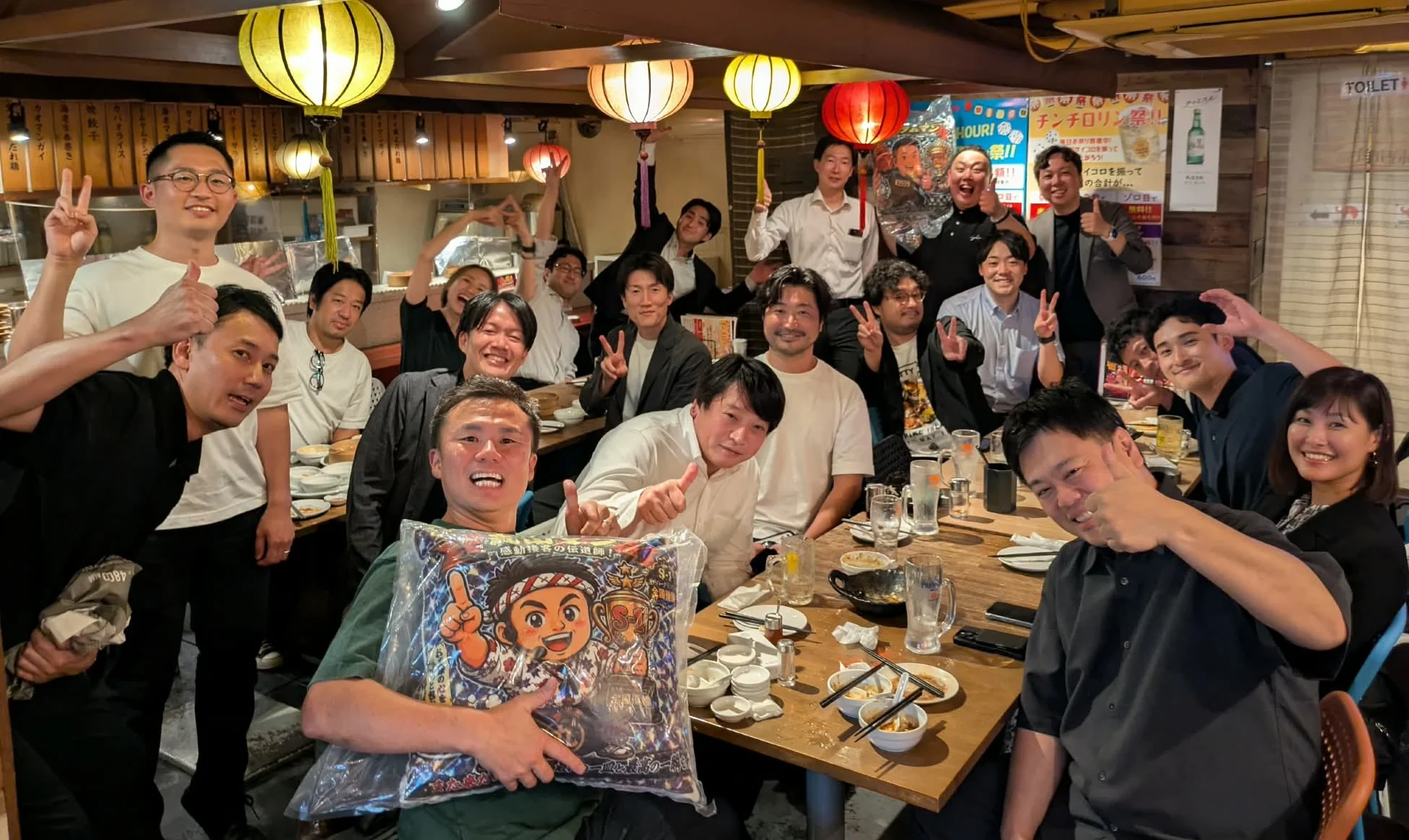 2026年9月10日、大阪・西梅田で開いた関西飲食革命で、笑顔で集合写真におさまる参加者